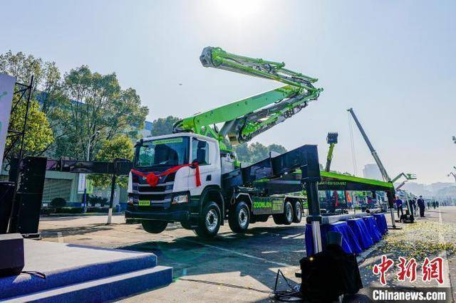 中联重科发布新能源产品和新技术 国产化碳纤维臂架泵车首度亮相